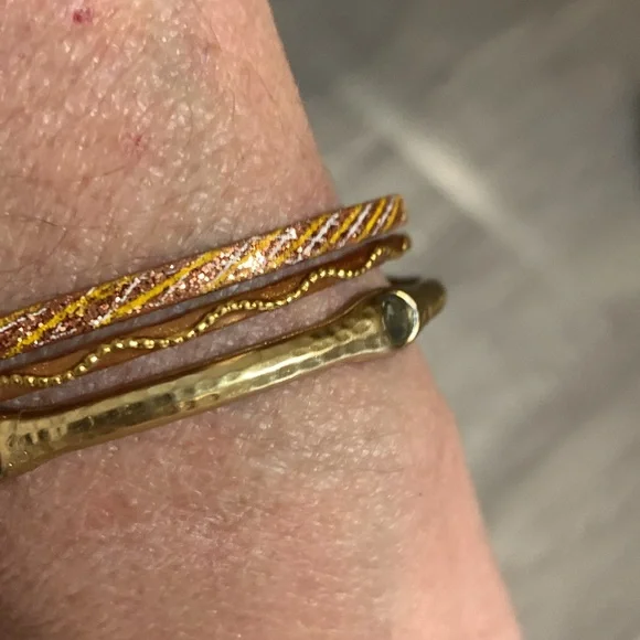 Three bracelets - Picture 4 of 7